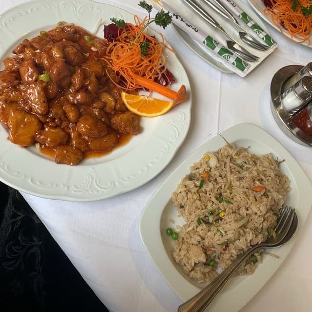 Foto do prato “„Huhn“ in Knoblauchsauce mit gebratenem Reis”