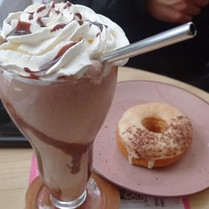 photo of Frambuesa Pastelería Vegan Milkshake and donuts shared by @lauramartinez on  17 Aug 2021 - review