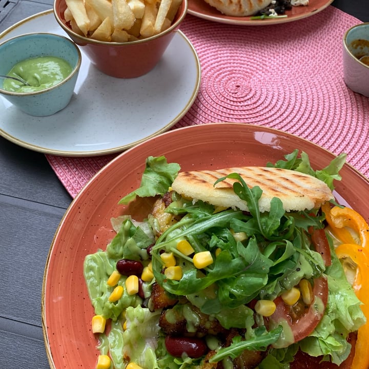 review photo of Restaurant Vivarepas Vegane Arepa mit Yuca Fritten shared by @adriii on 18 Aug 2021 - review