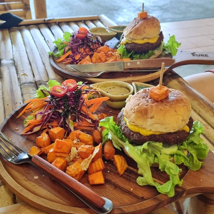 photo of Pure Vegan Nachos & Vegan burger shared by @laurined on  03 Dec 2022 - review