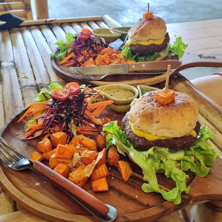 review photo of Pure Vegan Nachos & Vegan burger shared by @laurined on 03 Dec 2022 - review