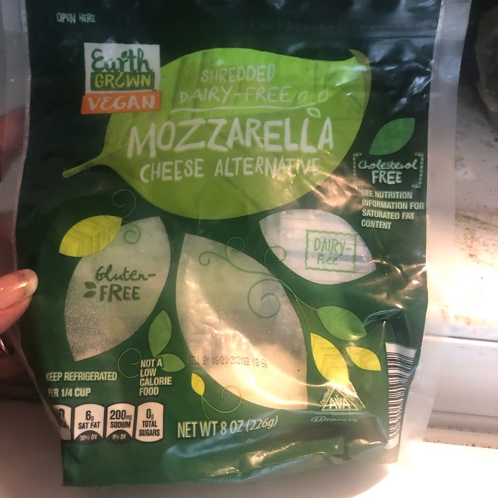 photo of Earth Grown Shredded dairy free mozzarella cheese alternative shared by @vegan62013 on  23 May 2022 - review