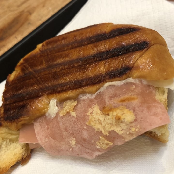 review photo of Futuro Veggie - Coffee & Deli Medialuna Rellena De Jamon Y Queso Vegetal shared by @florrcita on 13 Nov 2021 - review