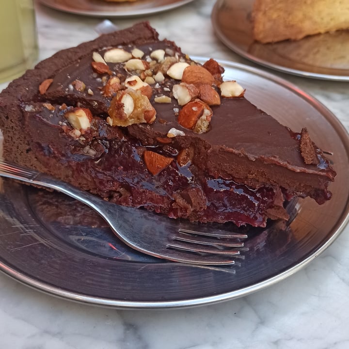 photo of Cigaló Plant Based Torta de chocolate y frutos rojos shared by @danyelana on  15 Aug 2022 - review