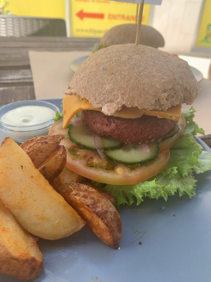 review photo of BuenaVida 100% Vegan Beyond Meat Burger shared by @theveganharmony on 19 Feb 2020 - review