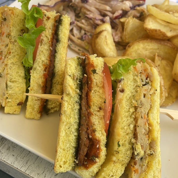 photo of Caffè ALPI Bistrot Club Sandwich shared by @misscyanide on  09 Jun 2022 - review