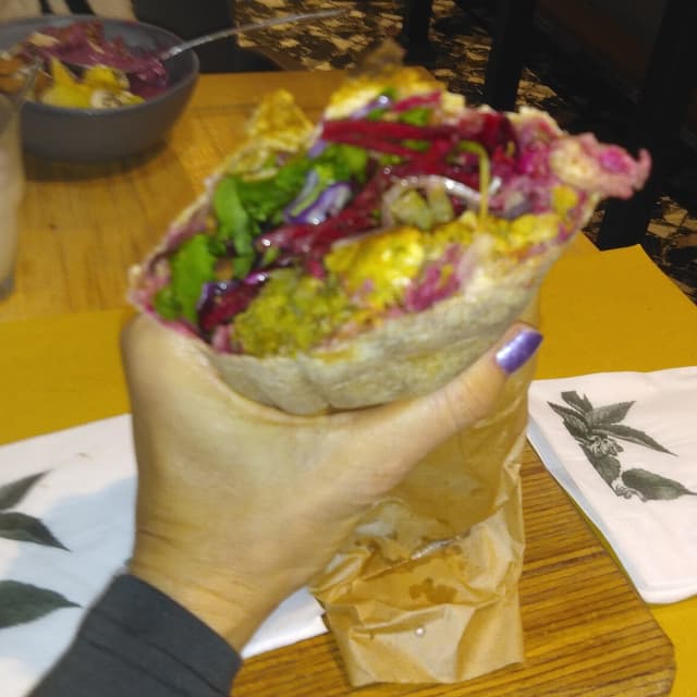 菜肴“falafel wrap”的照片