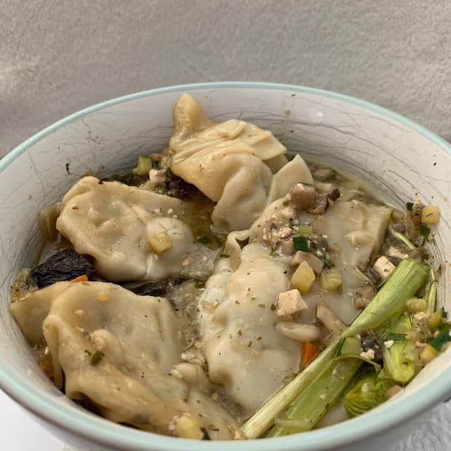 Foto del piatto “Shitake and Tofu Wonton Broth”