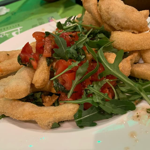 菜肴“Straccetti di farina Integrale con pomodori, rucola, origano, sale, olio Evo”的照片
