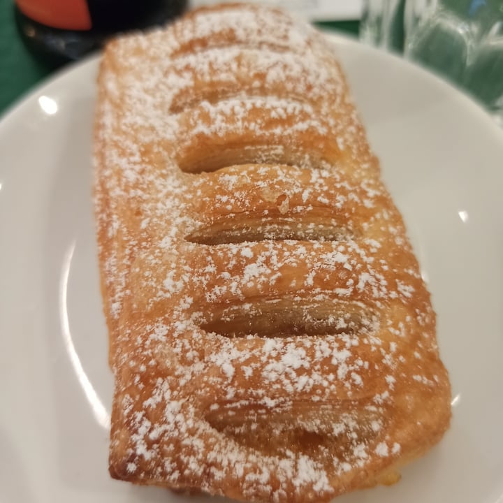 photo of Cooofe - Elnòs Shopping (BS) Strudel vegano shared by @annaboodmann on  28 Aug 2022 - review