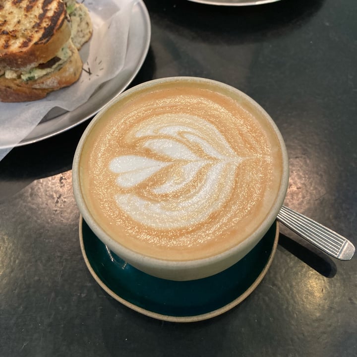 photo of Fifi Almacén Café con leche shared by @outofstep on  06 May 2022 - review