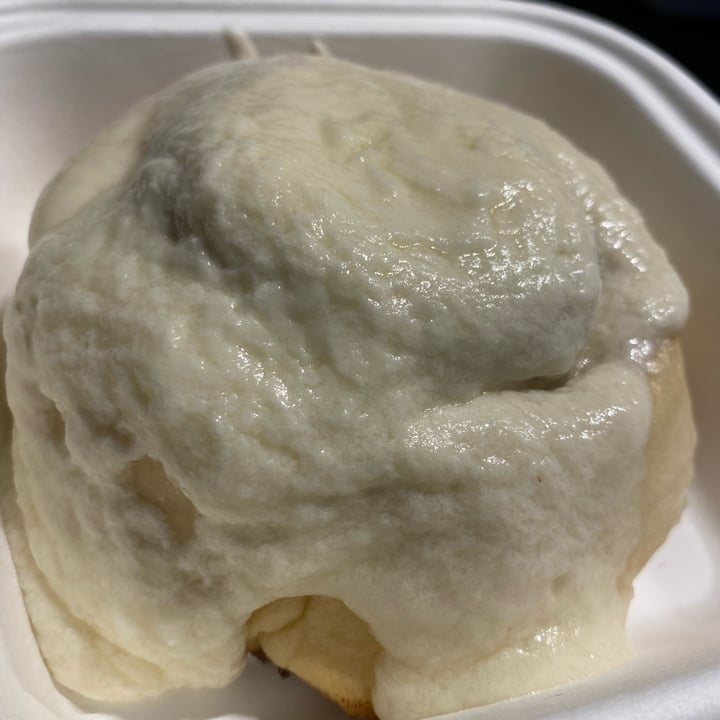 photo of Cinnaholic Victoria Old Skool Cinnamon Bun shared by @veganmika on  10 Oct 2021 - review