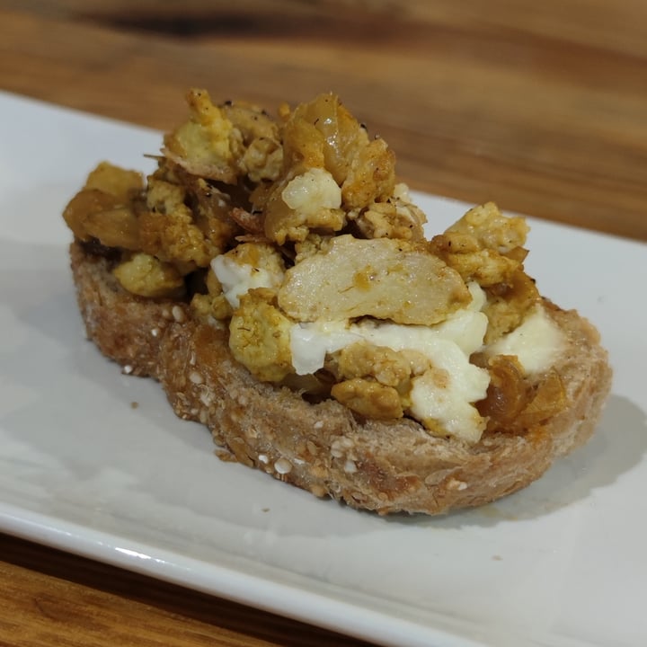 review photo of Veggira Pintxo de tofu, setas y veganesa shared by @iserranosev on 15 May 2022 - review