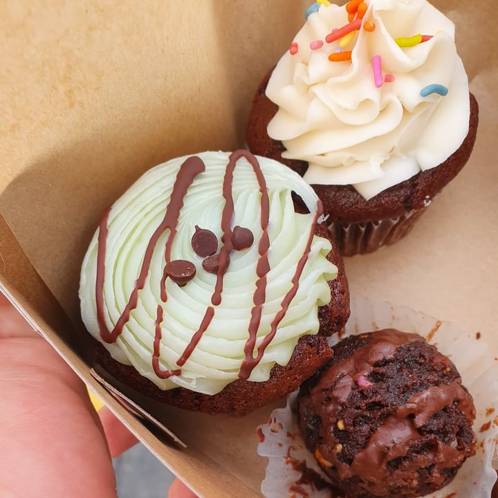 photo of Erin McKenna's Bakery LA Cake Bites shared by @paniwilson on  07 May 2022 - review