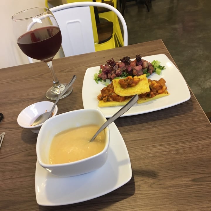 review photo of Pipas Cocina Gourmet Crema De Camote Con Topping De Yogurt De Almendras, Polen ya Rellena De Guiso De Seitán Y Vegetales Acompañada Con Ensalada Y Jugo De Flor De Jamaica. shared by @mesoj83 on 29 Nov 2019 - review