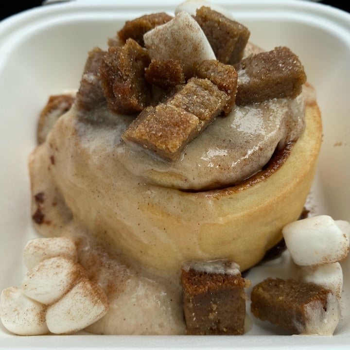photo of Cinnaholic Victoria Pumpkin spice cinnamon bun shared by @ecoveg on  16 Oct 2021 - review