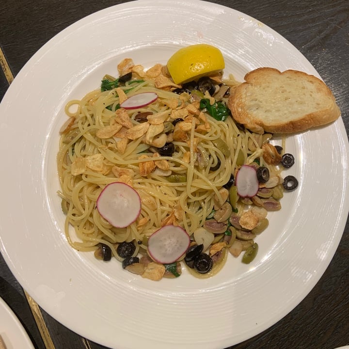 photo of Mad for garlic Garlic Olive Pasta shared by @spatika12 on  22 Oct 2020 - review