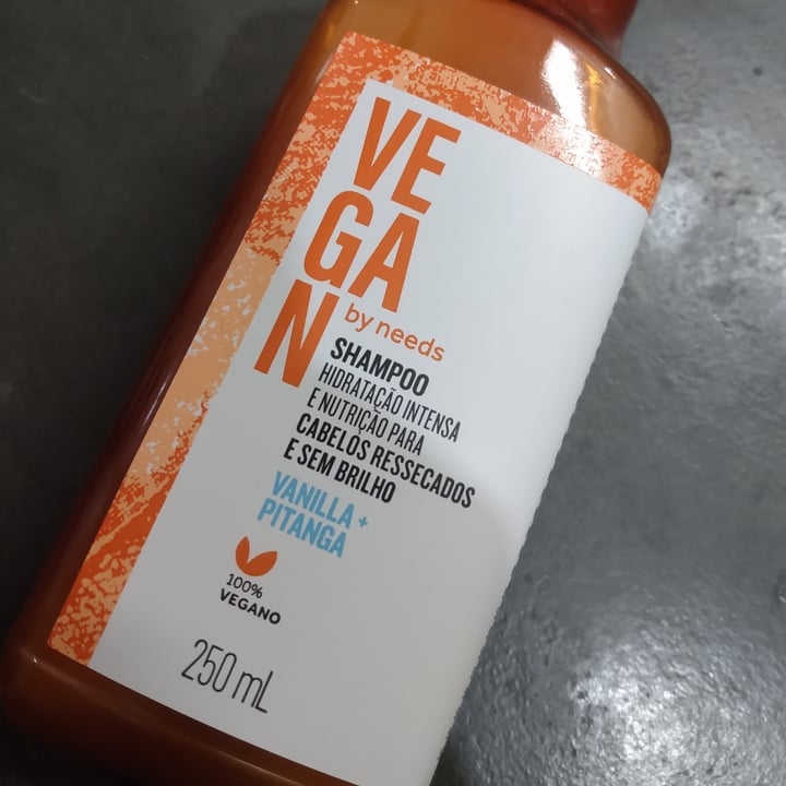 photo of Vegan by Needs Shampoo Vanilla + Pitanga shared by @jugennari on  26 Jun 2022 - review