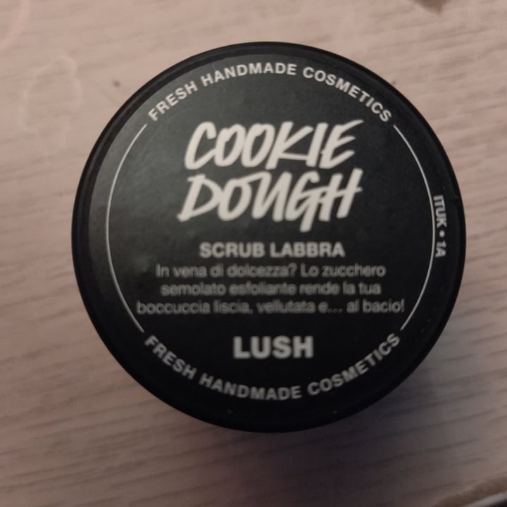 photo of LUSH Fresh Handmade Cosmetics Cookie Dough Exfoliante Labial shared by @francesca110 on  16 Jan 2022 - review