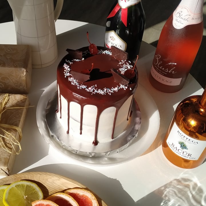 review photo of Tessa's Bakery Vegan Chocolate Berry Drip Cake shared by @tamaranne on 29 Aug 2020 - review