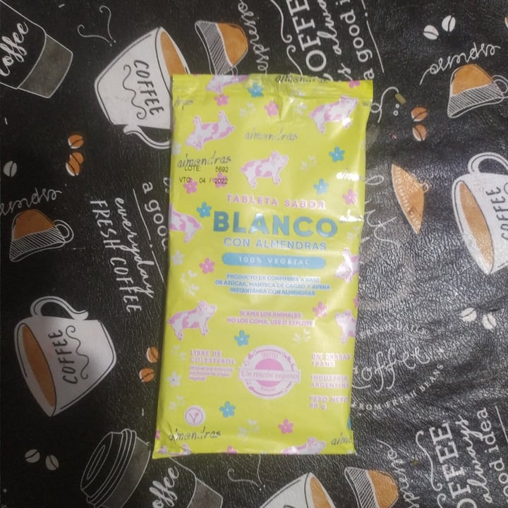 photo of Un Rincón Vegano Tableta sabor Blanco con Almendras shared by @florpaz on  05 Jul 2021 - review