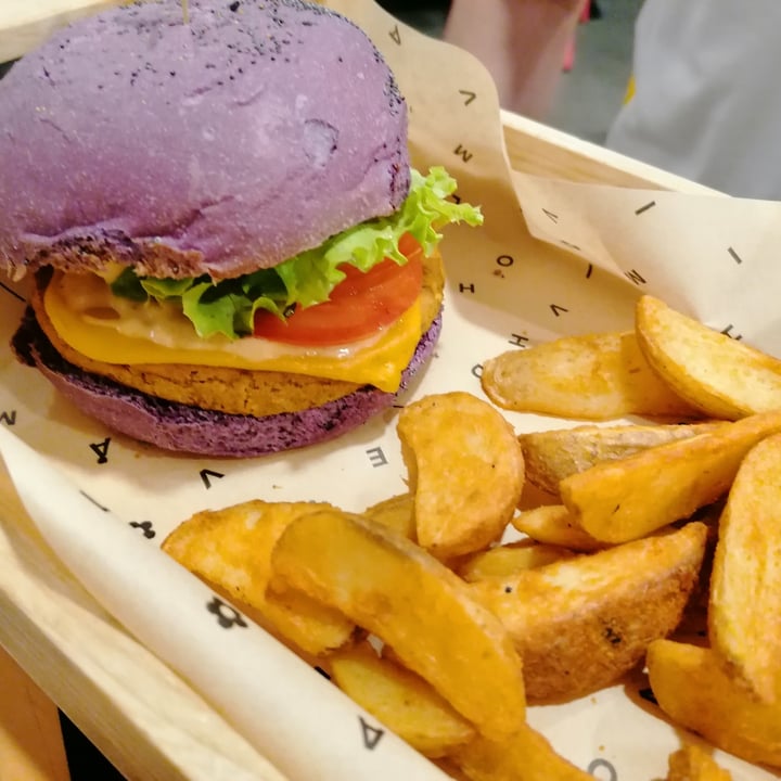 photo of Flower Burger purple cheesy shared by @alevale on  12 Jul 2022 - review
