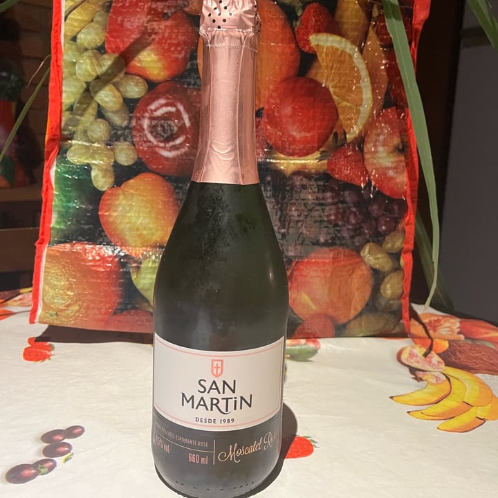 review photo of San martín Vinho Moscatel Espumante Rose shared by @caiovinicius on 11 May 2022 - review