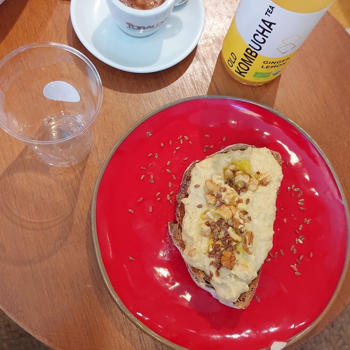 photo of Açai Sisters Rome Toast con Hummus Noci e Semi shared by @lacucinadilena on  03 Jul 2022 - review