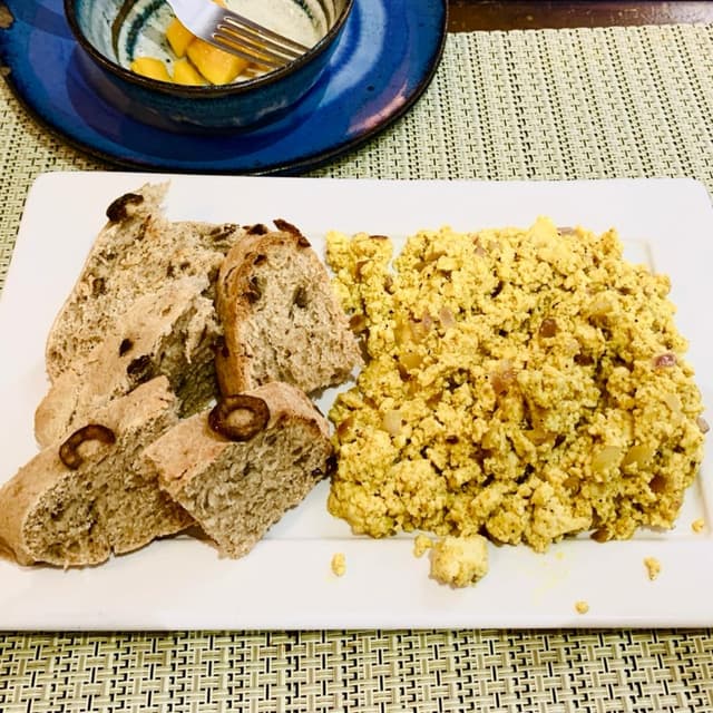 Photo of the dish “Tofu Mexido com Pão de Azeitona”