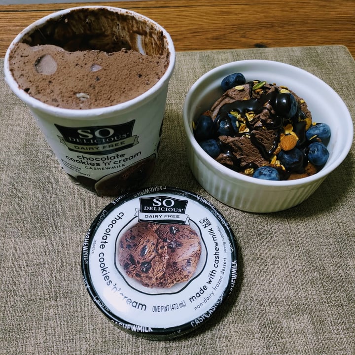 photo of So Delicious Dairy Free Chocolate Cookies N' Cream Cashewmilk Frozen Dessert shared by @stevenneoh on  07 May 2022 - review