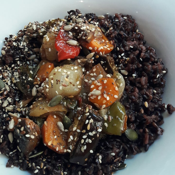 photo of Fresco Arroz Negro Con Vegetales Asados Y Semillas + Bebida + Postre shared by @florluz1 on  21 Feb 2022 - review