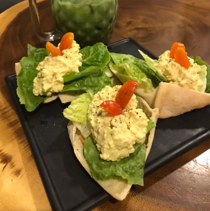 photo of Well Dressed Salad Bar Truffle Ham & Tofu Scramble Pita Pockets shared by @vanessaainsley on  16 Apr 2020 - review