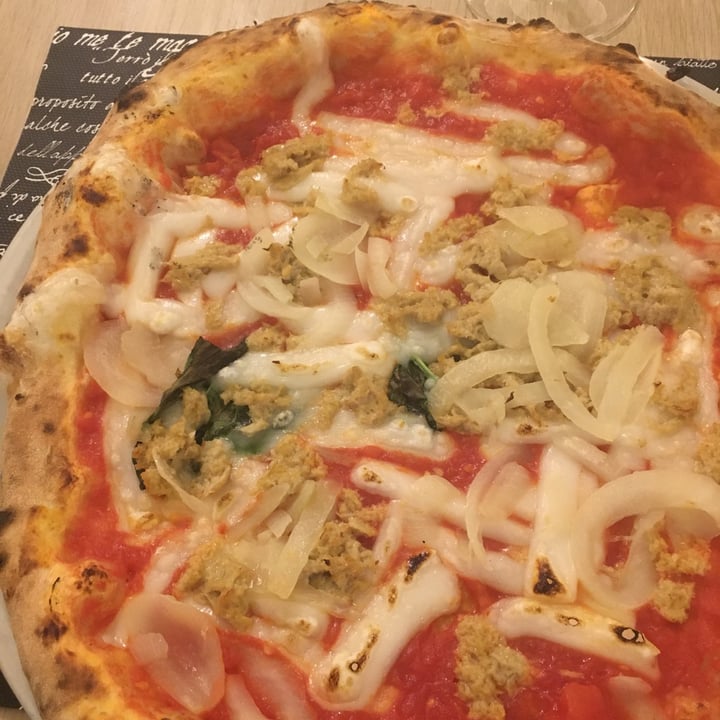 photo of Napul'é - Pizzeria Napoletana Pizza tonno e cipolle vegana shared by @mariacossu on  03 Oct 2022 - review