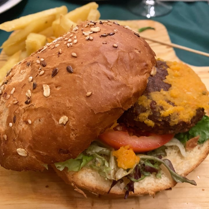 photo of La Taberna Asturiana beyond burger qué pasa güey shared by @marisaensumundo on  06 Nov 2022 - review
