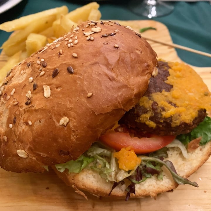 review photo of La Taberna Asturiana beyond burger qué pasa güey shared by @marisaensumundo on 06 Nov 2022 - review