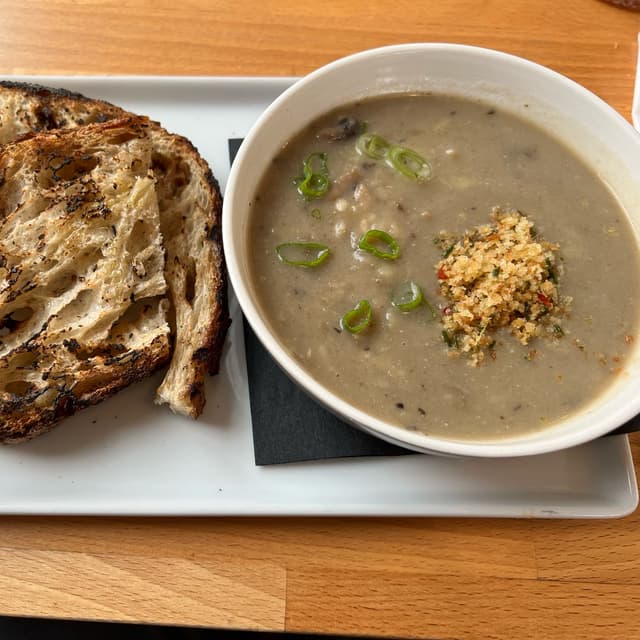 Foto del plato “Potato + Oyster Mushroom Soup”