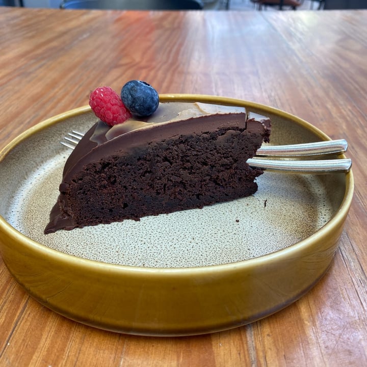 photo of Genius Central Singapore Vegan chocolate mud cake shared by @piggy-egg on  29 Nov 2021 - review