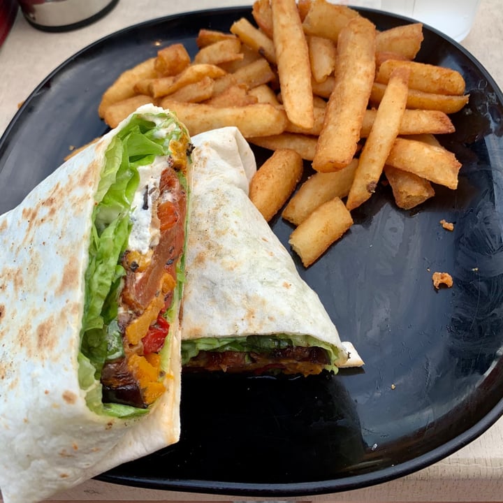 photo of Beachview Cafe Veggie wrap and chips shared by @mariia on  22 Mar 2021 - review