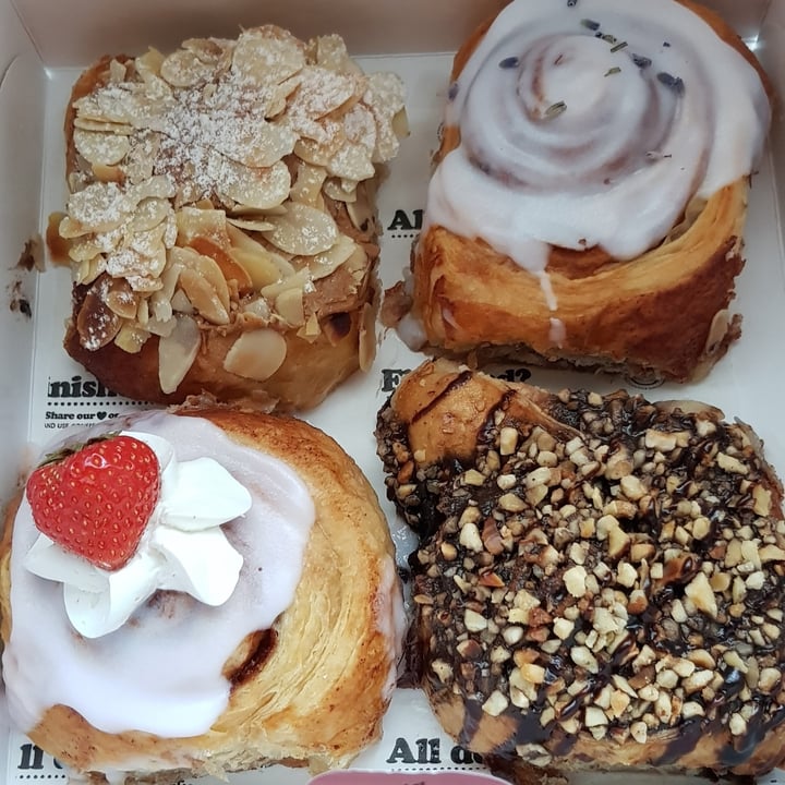 photo of PEAS cupcakes and cinnamon rolls shared by @lonevegan on  21 Jul 2020 - review