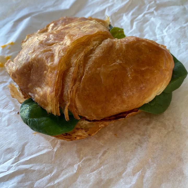 photo of Plant Power Fast Food Egg and cheese croissant shared by @monicaffac on  07 Mar 2022 - review