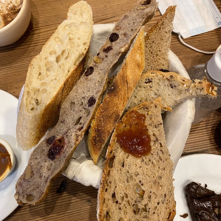 photo of Le Pain Quotidien cesta de pan shared by @inespressable on  20 Sep 2021 - review