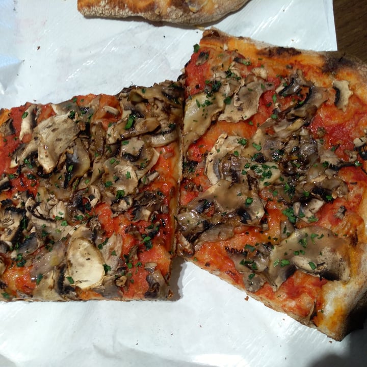 photo of Des Artistes Pizza ai funghi shared by @stefaniacb on  31 Jan 2022 - review