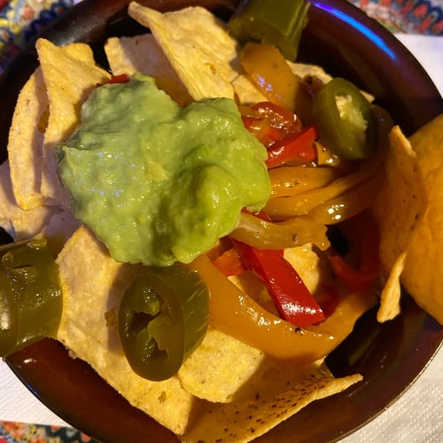 Photo of the dish “nachos con guacamole”
