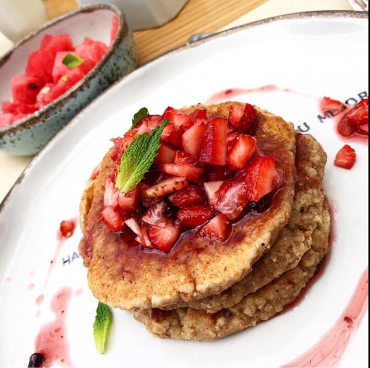 photo of Canasto Picnic Bistrò Banana and oat pancakes with red berries and maple syrup shared by @womanvegan on  22 Aug 2019 - review