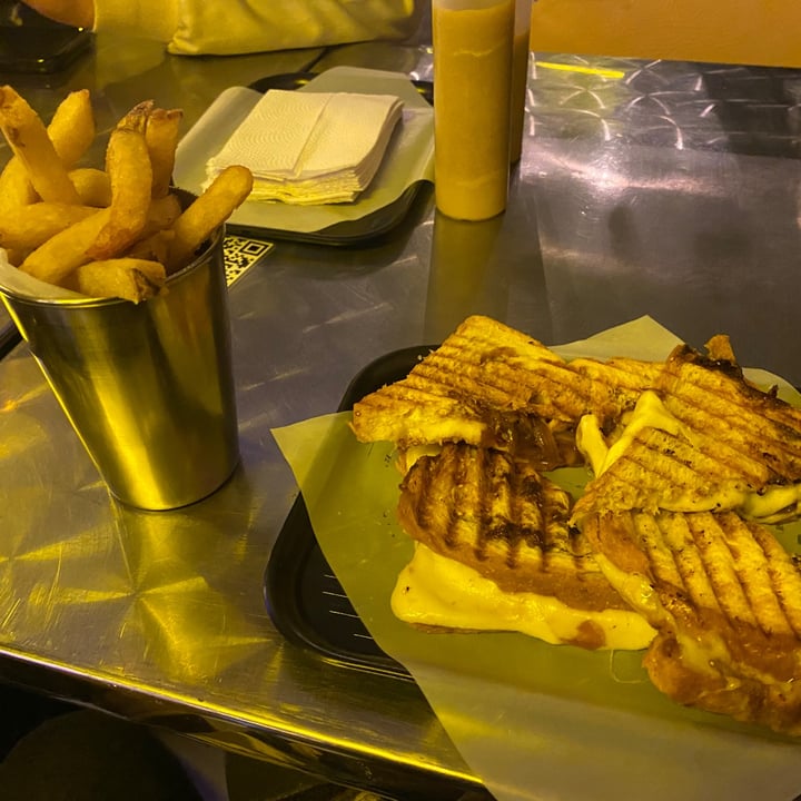 review photo of Elektra Punk & Food Sándwich de queso shared by @johnnycactus on 09 Jun 2021 - review