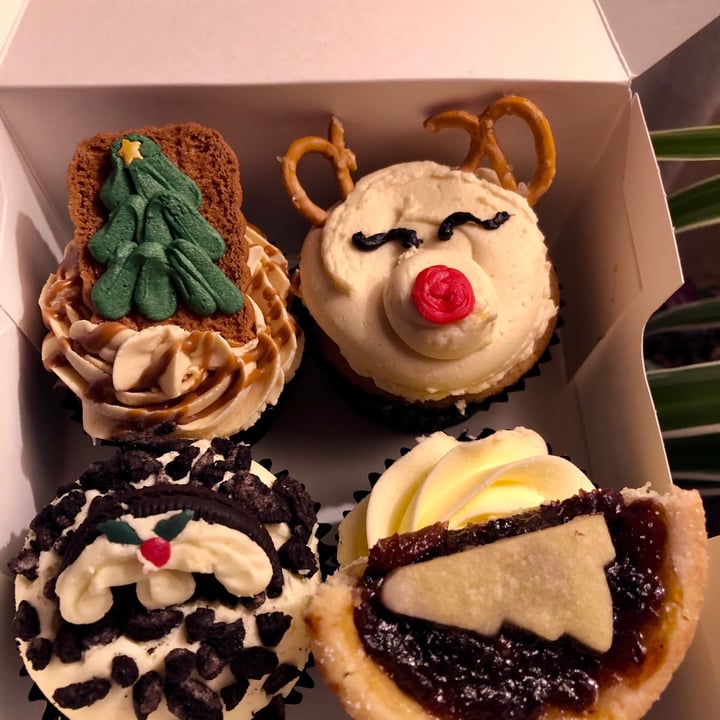review photo of Vegan Antics Festive cupcakes shared by @greenmin on 22 Jan 2021 - review