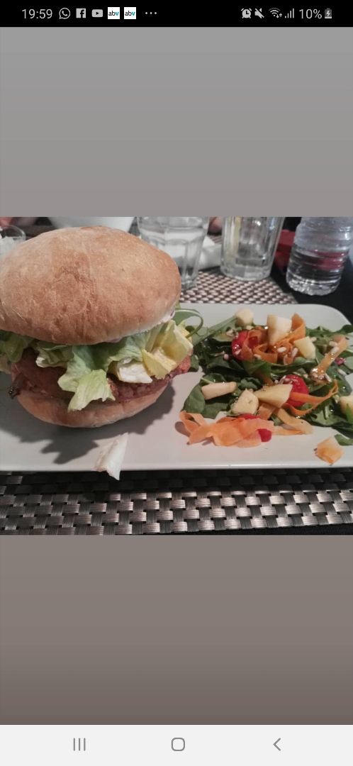 photo of Vuelvo Sola, ten cuidado! Hamburguesa con guarnición de ensalada shared by @lauranne on  15 Aug 2019 - review