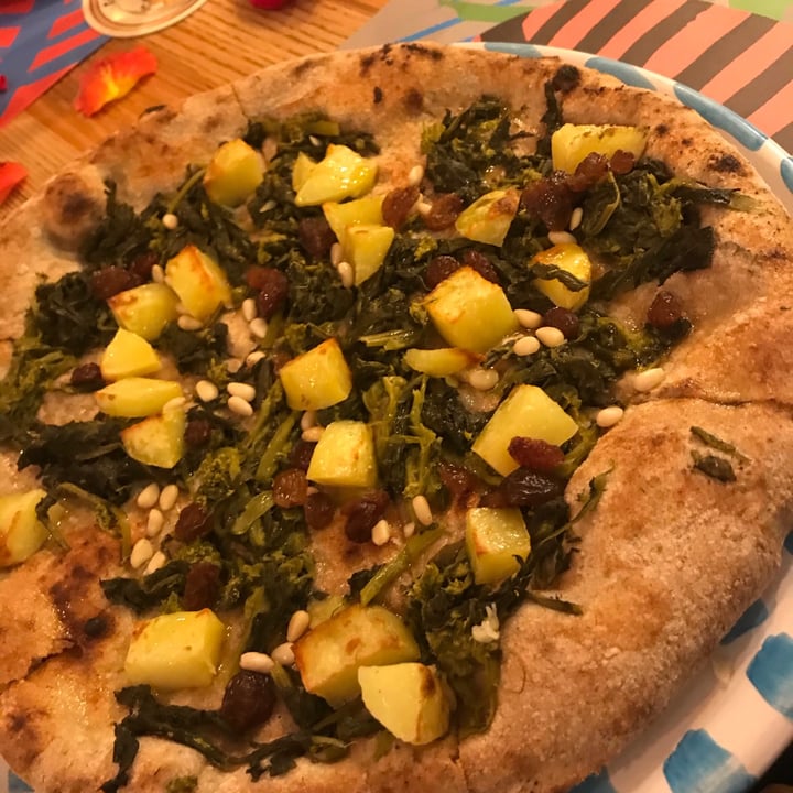 photo of Capperi che Pizza Pizza con Cime di Rapa, Patate, Pinoli E Uvetta shared by @grungess on  10 Apr 2021 - review