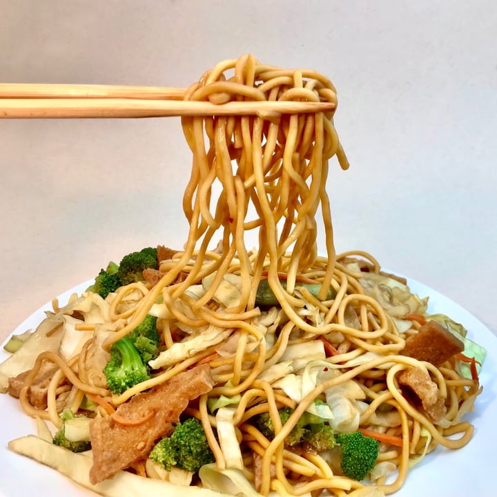 photo of Van Hanh | Vegetarian Restaurant Chow Mein (Mì Xào) shared by @pdxveg on  24 Aug 2021 - review