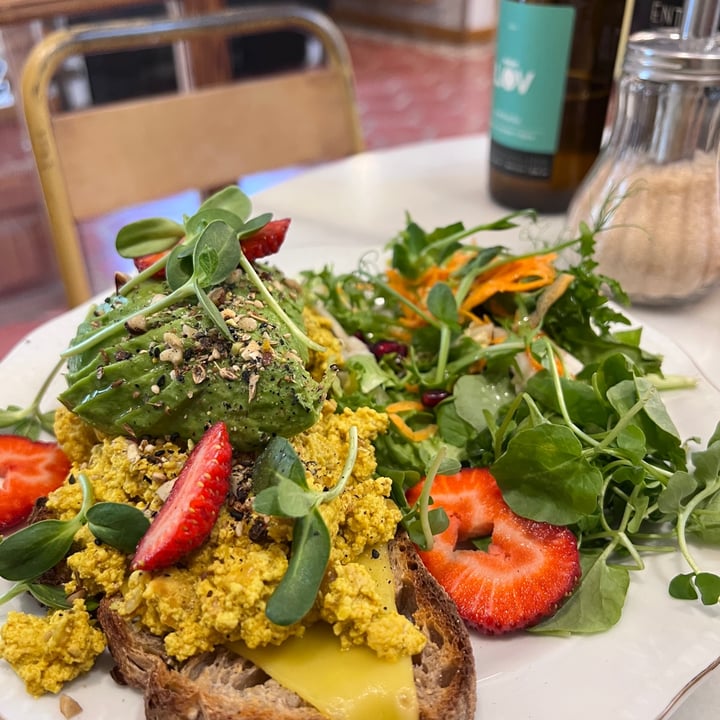 review photo of Mama Carmen’s Coffee & Bakery Tostada con queso fundido, tofu y aguacate shared by @babasway on 27 Apr 2022 - review